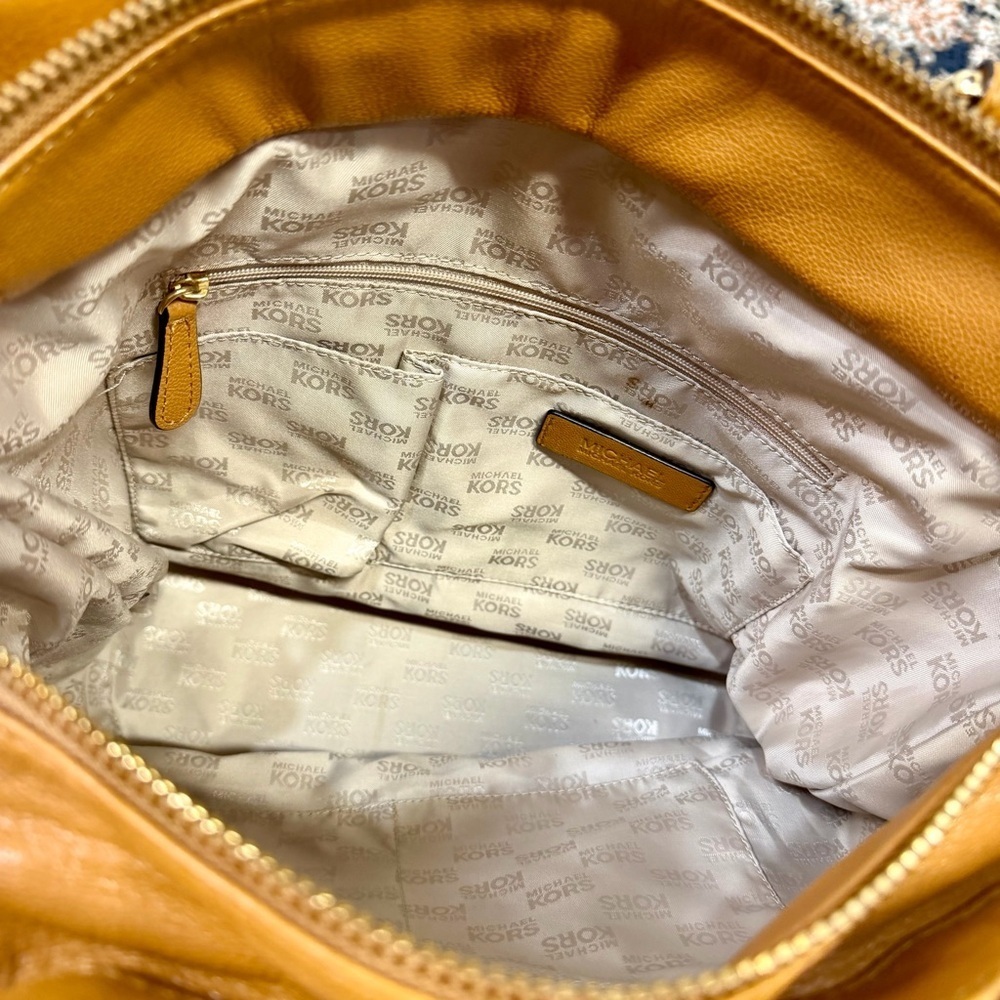 MICHAEL Michael Kors ‘Kingsbury’ Large Bucket Tote in Tan Leather - Picture 11 of 13